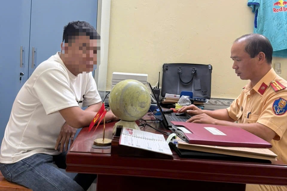 Xử phạt người bố cho con gái cầm vô lăng lái ô tô