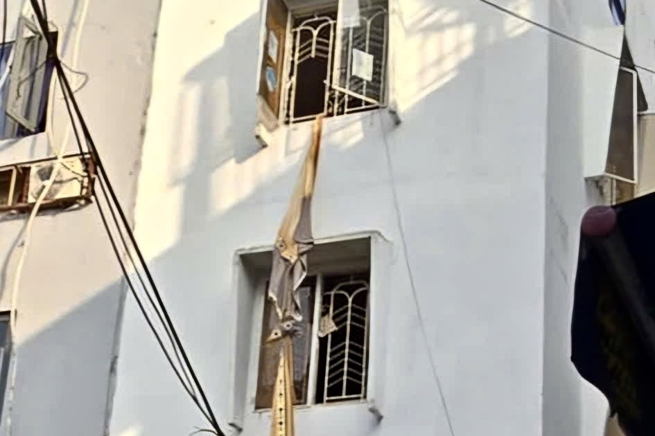 Cháy nhà 5 tầng ở TPHCM, người dân phá cửa đu rèm qua nhà hàng xóm