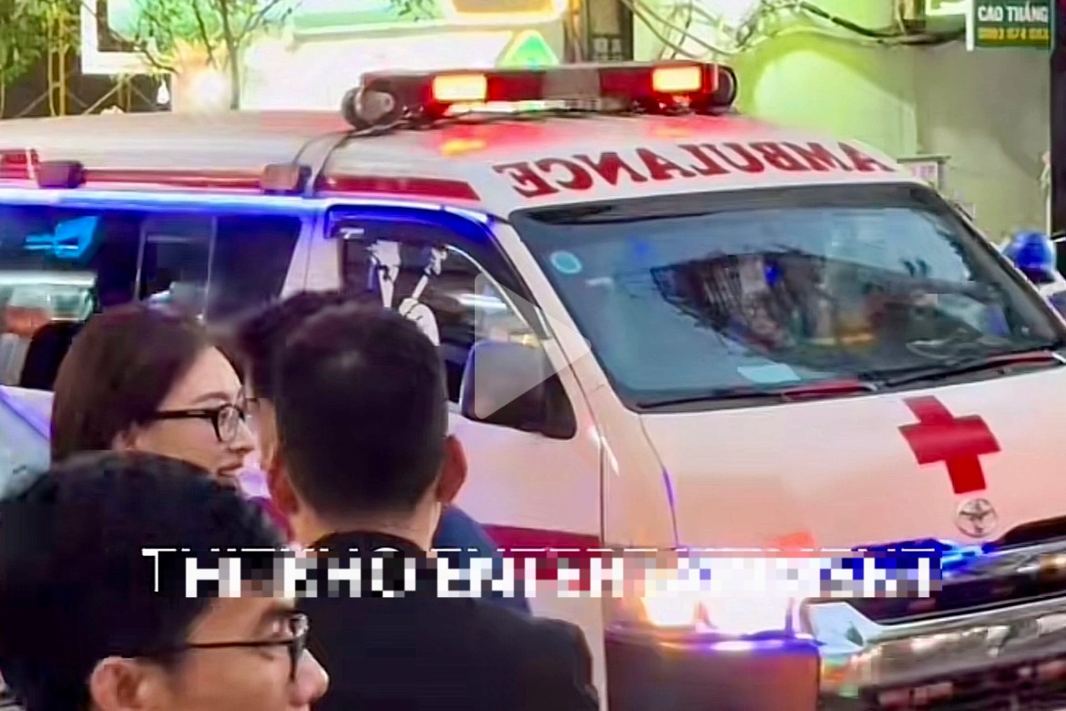 Dàn diễn viên đi xe cứu thương đến sự kiện ra mắt phim tại TPHCM