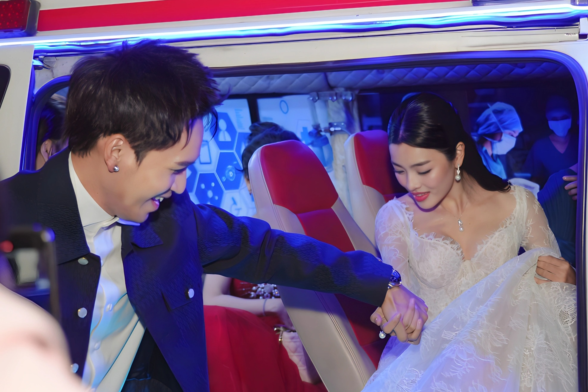 Vụ diễn viên đi xe cứu thương tới sự kiện: Đoàn phim xin lỗi