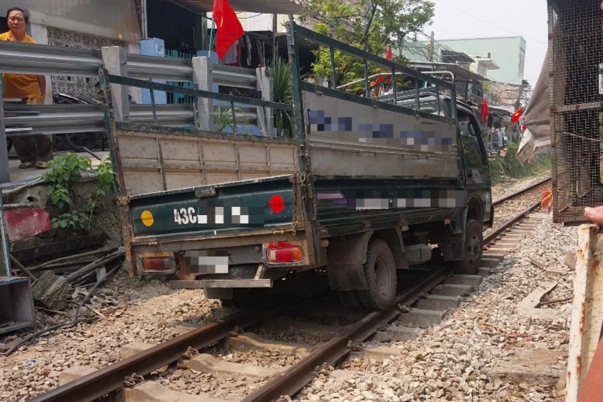 Xe tải kẹt trên đường ray, tài xế phải bồi thường vì làm chậm tàu
