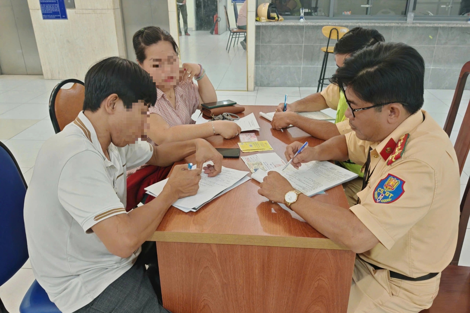Xử phạt tài xế xe cứu thương chở dàn diễn viên đi ra mắt phim ở TPHCM