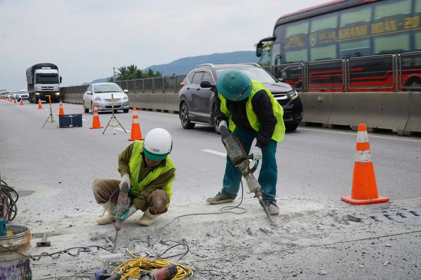 Xuất hiện hư hỏng ở các khe co giãn trên cao tốc Bắc - Nam