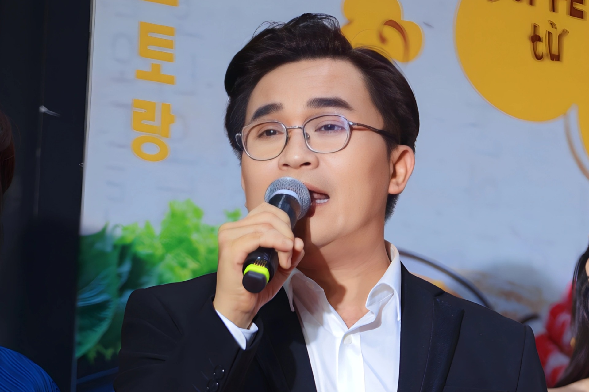 Đại Nghĩa xin lỗi vụ đi xe cứu thương: "Tôi sai khi chủ quan bước lên xe"