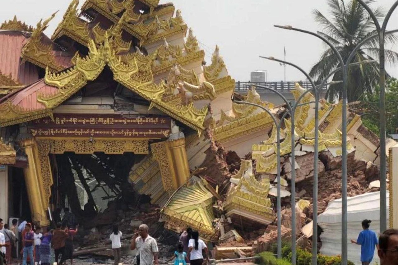 Bệnh viện đổ sập trước mắt, Myanmar quay cuồng sau động đất