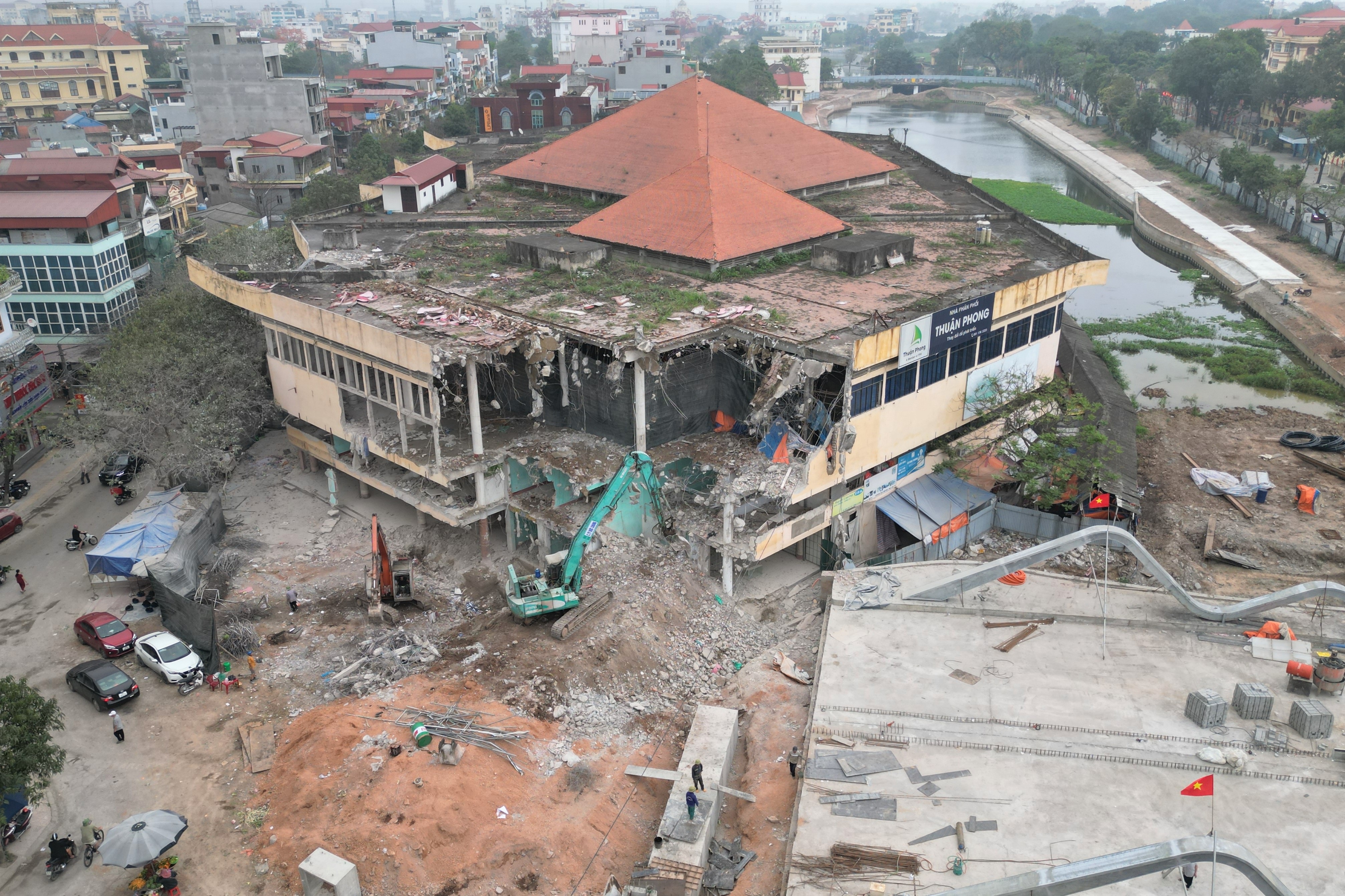 Phá bỏ một phần chợ Rồng nổi tiếng nhất Ninh Bình