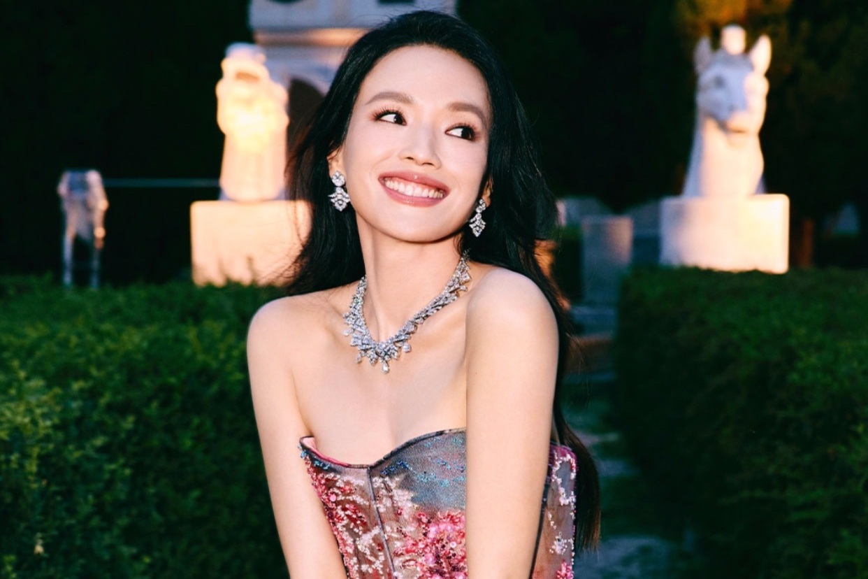 Vẻ ngoài quyến rũ của "nữ thần gợi cảm không tuổi" Thư Kỳ