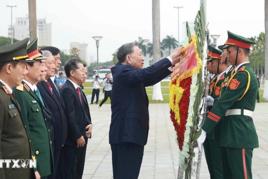 Tổng Bí thư dâng hương tưởng niệm các Anh hùng liệt sĩ tại Đà Nẵng
