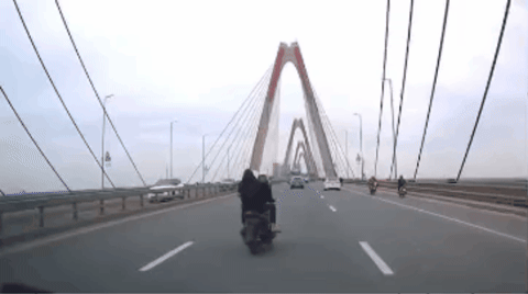 Xử lý nhóm thanh niên chạy xe máy lạng lách, đánh võng trên cầu Nhật Tân