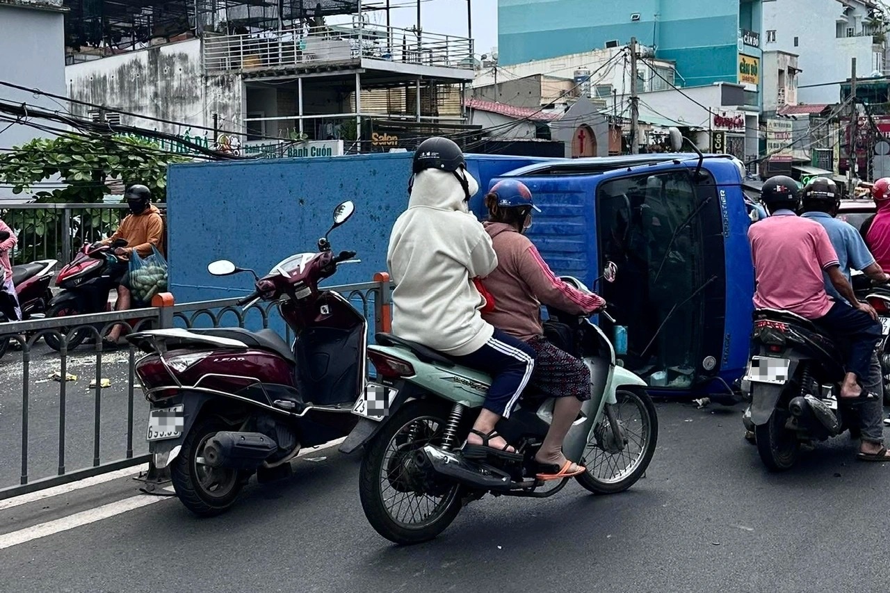 Xe tải lật ngang, chắn hai làn đường trên cầu ở TPHCM