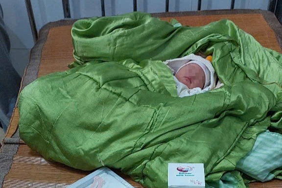 Bé gái 10 ngày tuổi bị bỏ rơi bên đường lúc rạng sáng