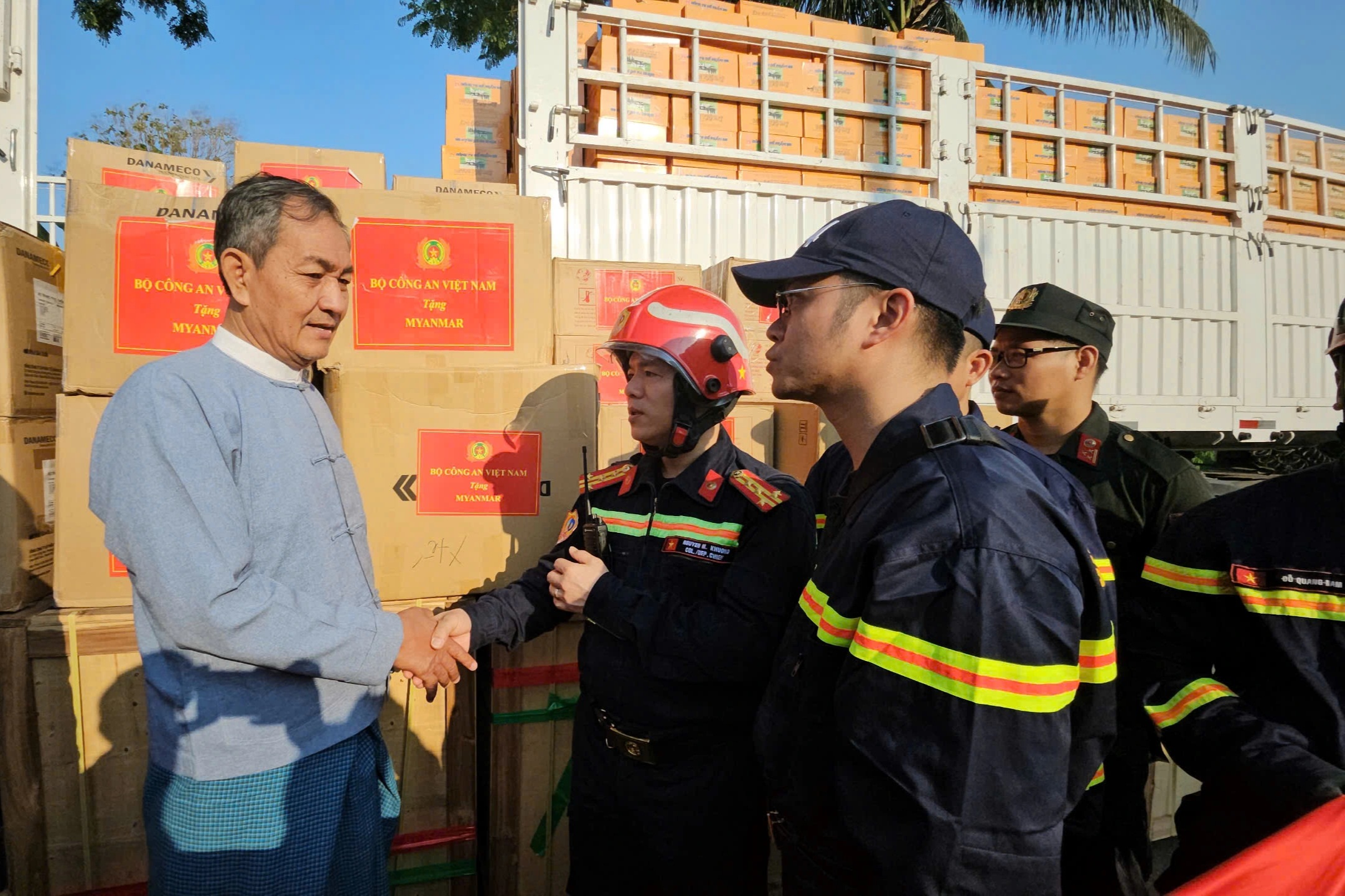 Việt Nam trao tặng gần 3 tấn hàng cứu trợ cho Myanmar
