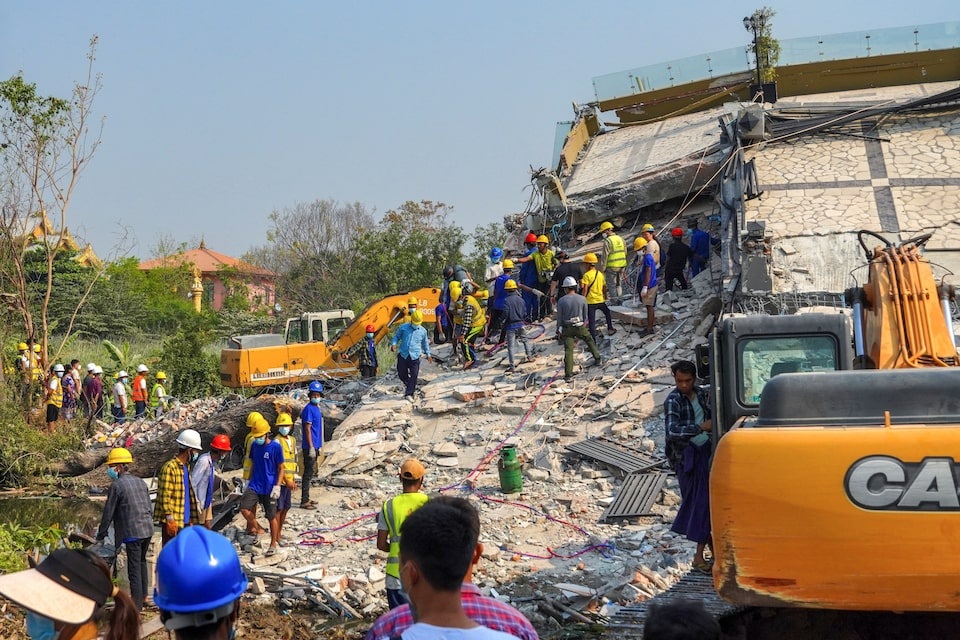 Myanmar: Các tòa nhà tiếp tục đổ sập, lực lượng cứu hộ đối mặt rủi ro