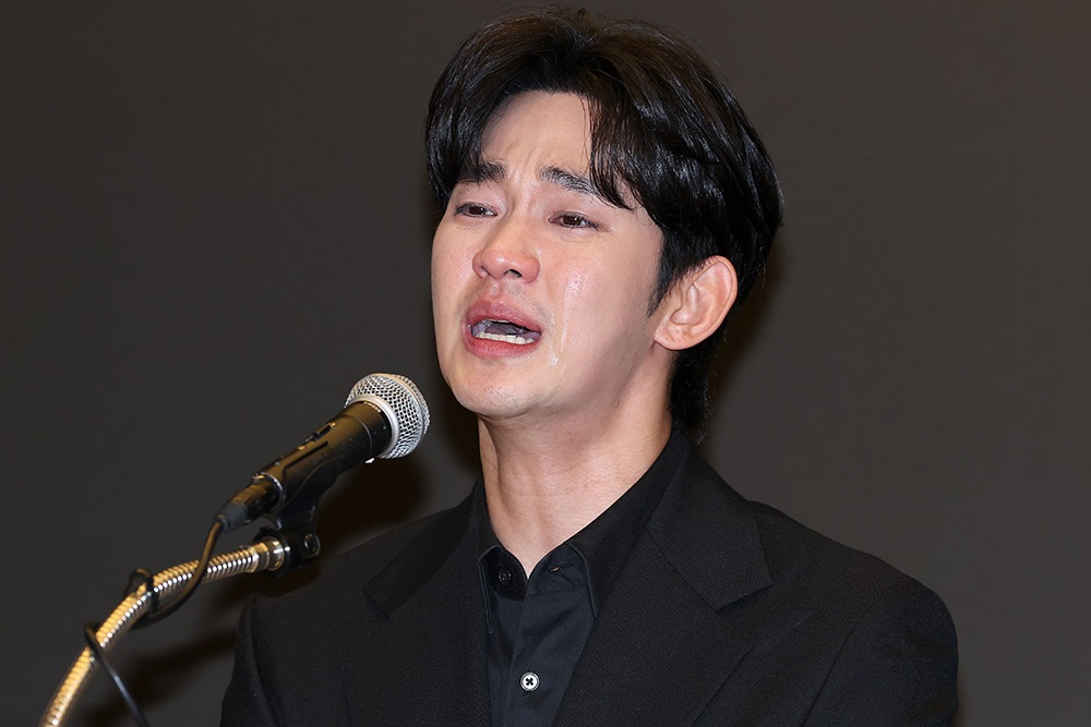 Tài tử “Nữ hoàng nước mắt” Kim Soo Hyun công bố gửi 150 lá thư cho bạn gái