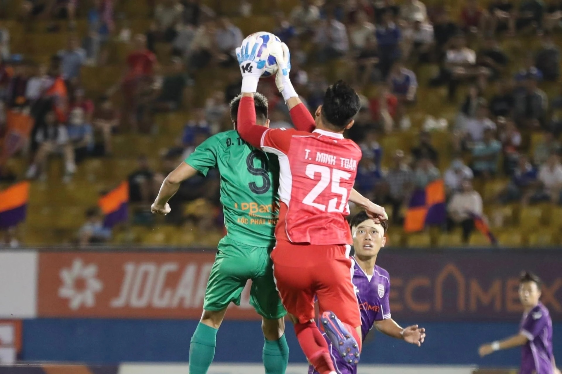 Trọng tài FIFA của bóng đá Việt Nam bị đình chỉ làm nhiệm vụ