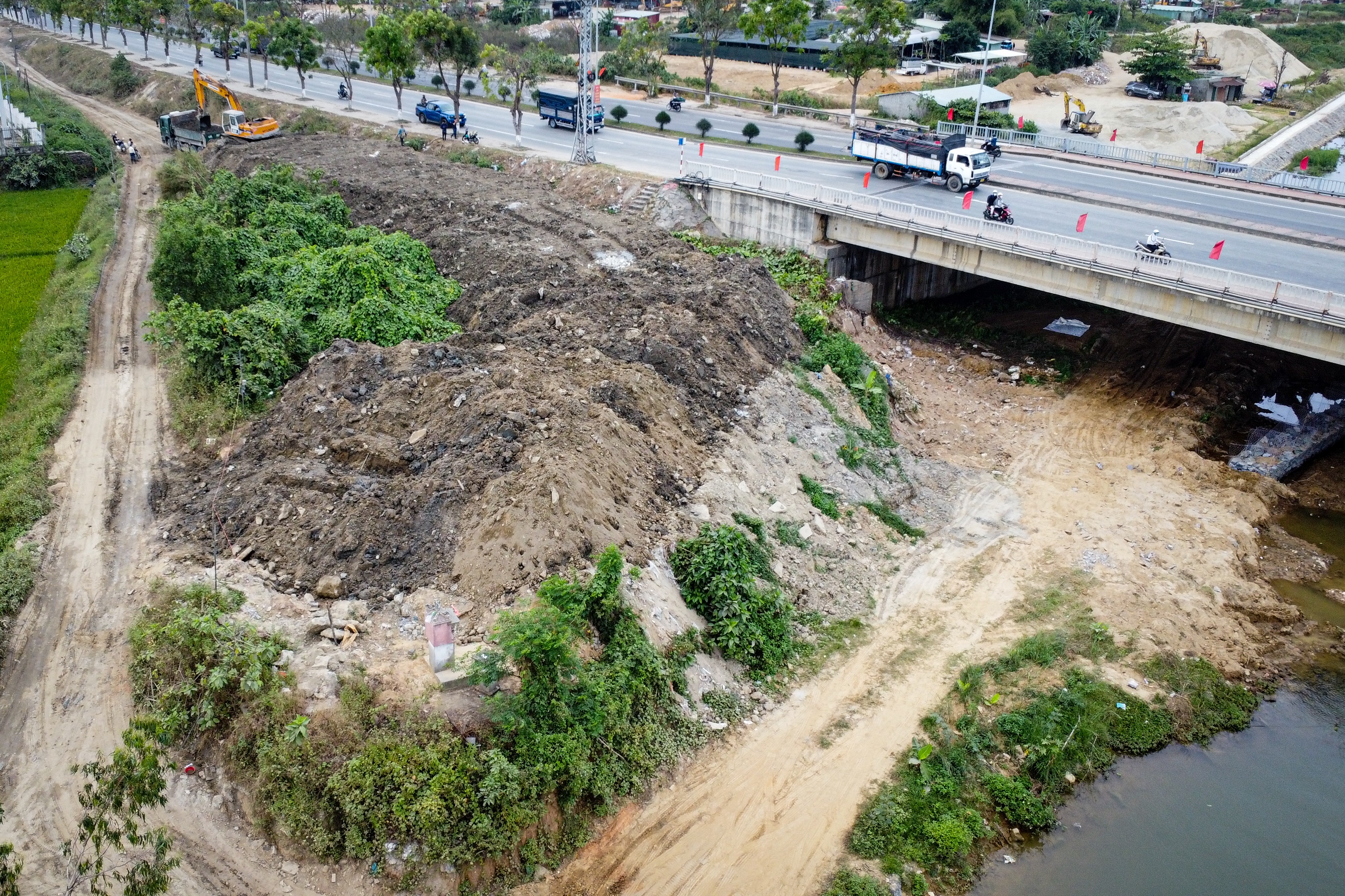"Núi" bùn, đất nằm lộ thiên, uy hiếp công trình cầu ở Đà Nẵng