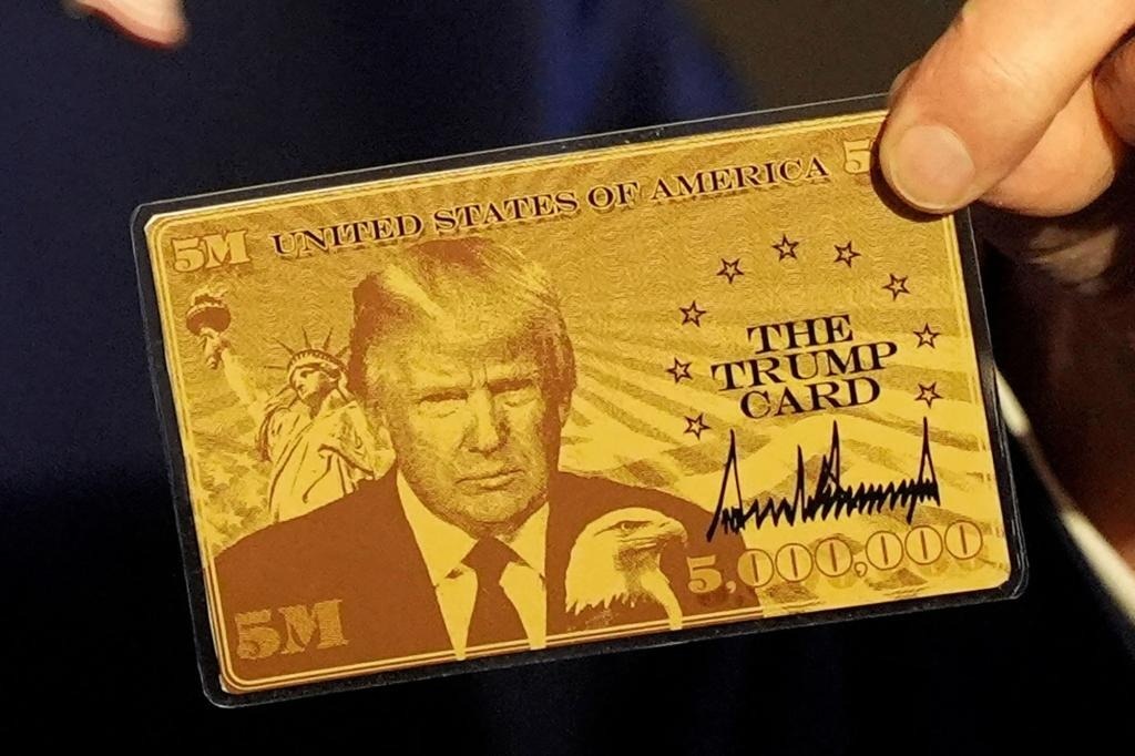 Ông Trump khoe thẻ vàng nhập cư đầu tiên giá 5 triệu USD