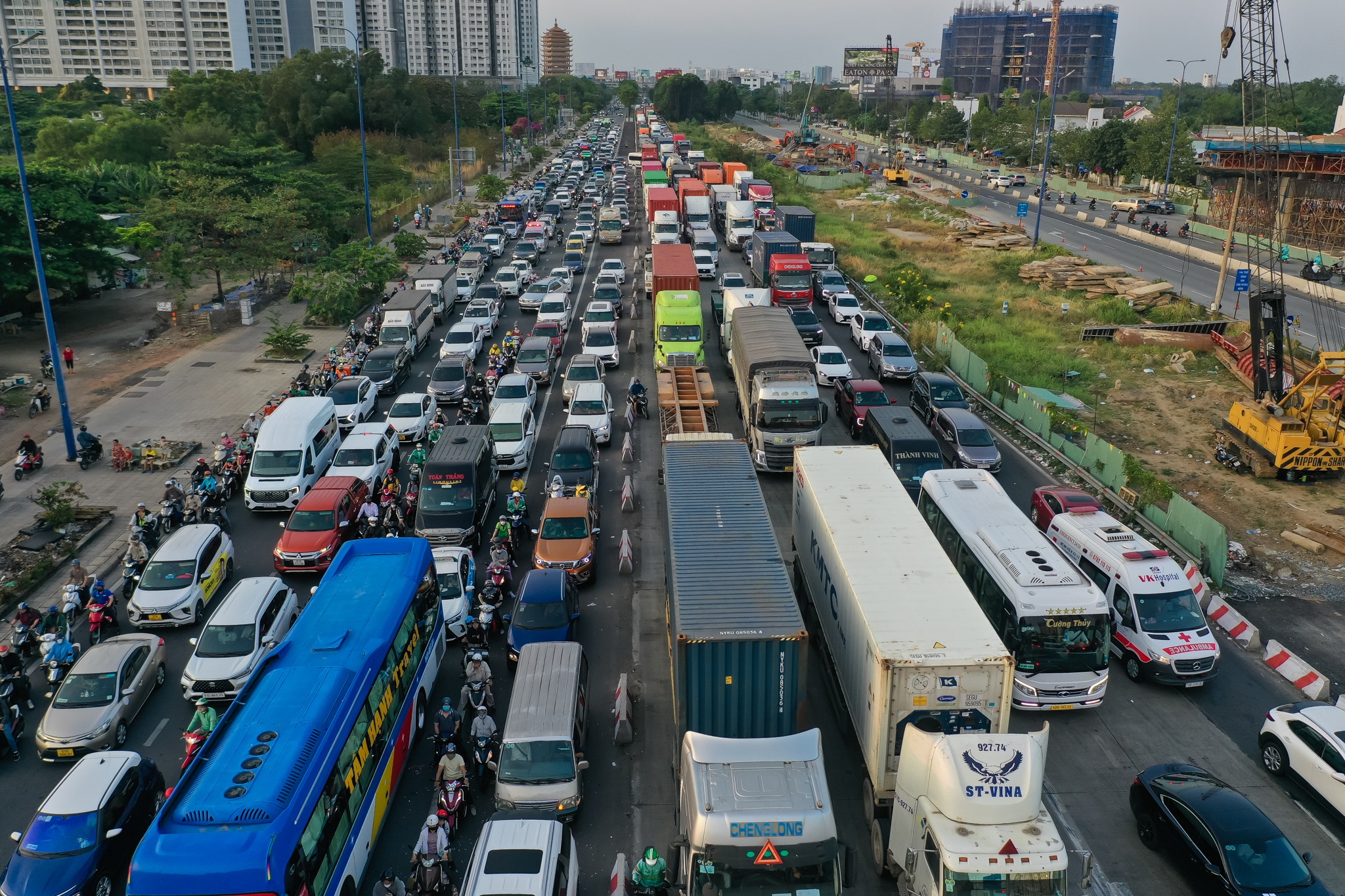Cửa ngõ phía Đông TPHCM ùn tắc trước ngày nghỉ lễ Giỗ Tổ Hùng Vương