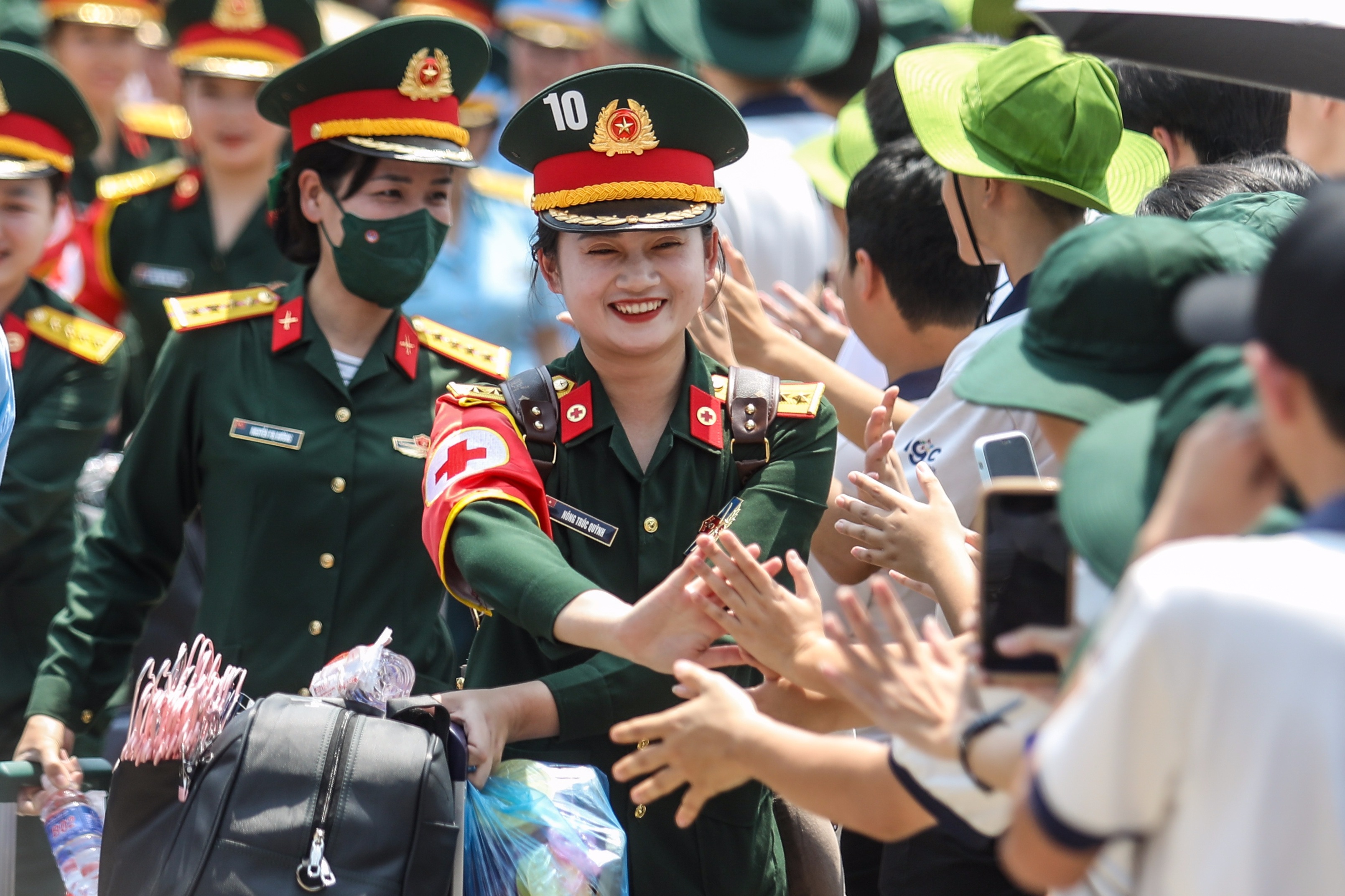 Các khối diễu binh đầu tiên trên chuyến tàu Thống nhất đã đến miền Nam