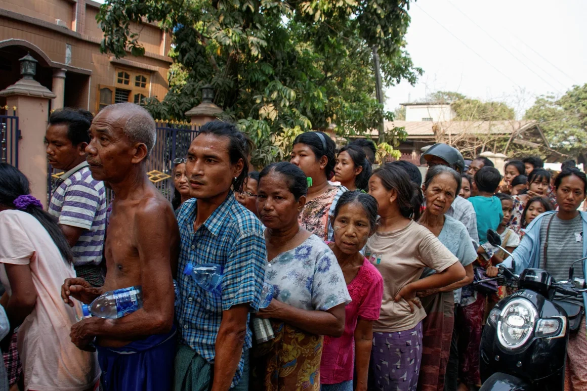 Cảnh "màn trời chiếu đất" của người Myanmar sau thảm họa động đất