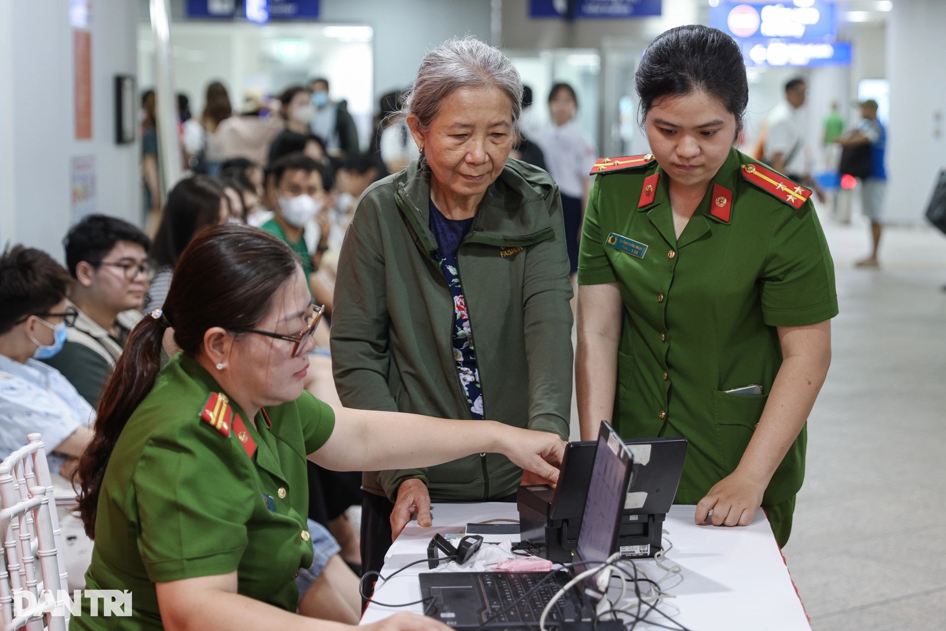 Công an TPHCM cấp căn cước, tài khoản định danh tại nhà ga metro Bến Thành