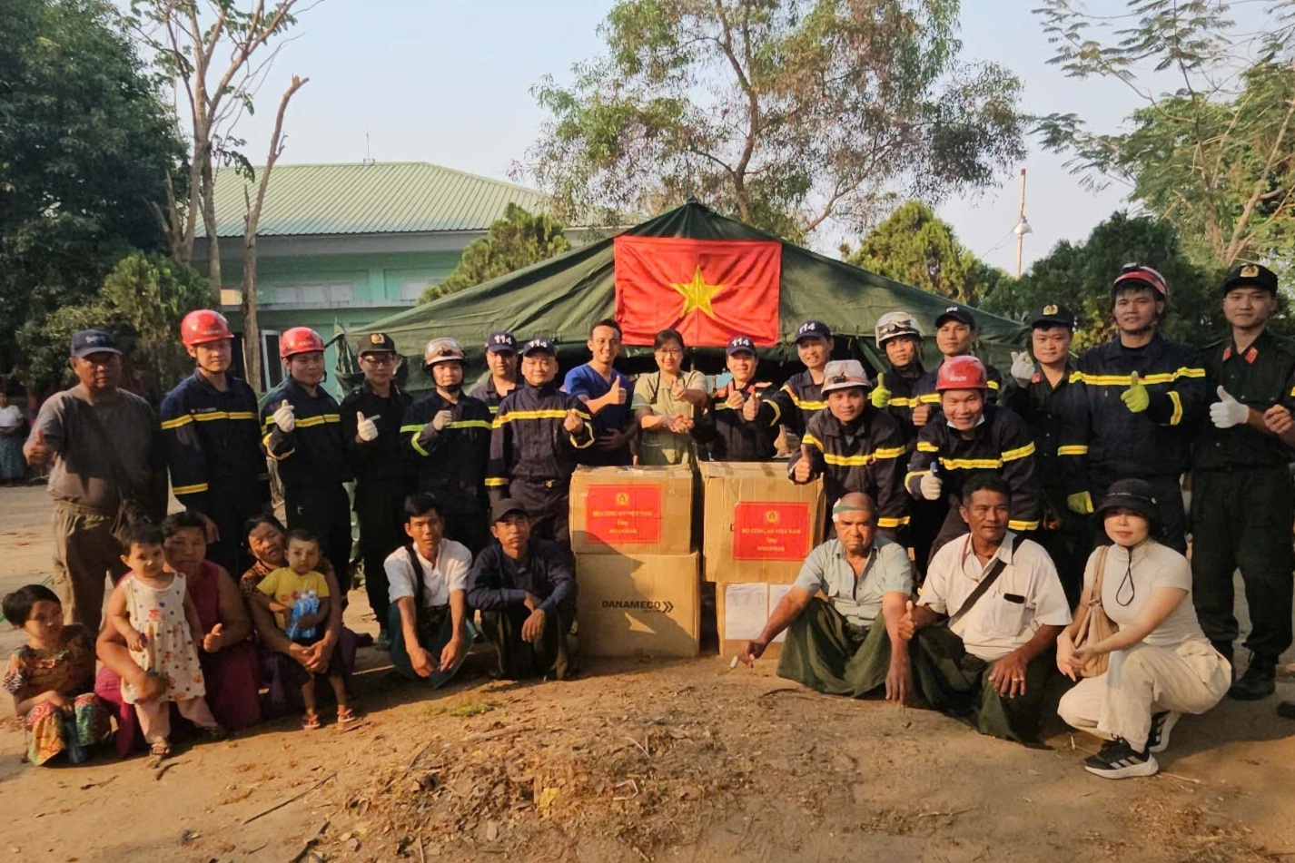 Đoàn cứu hộ Việt Nam hỗ trợ thiết bị y tế cho các bệnh nhân tại Myanmar