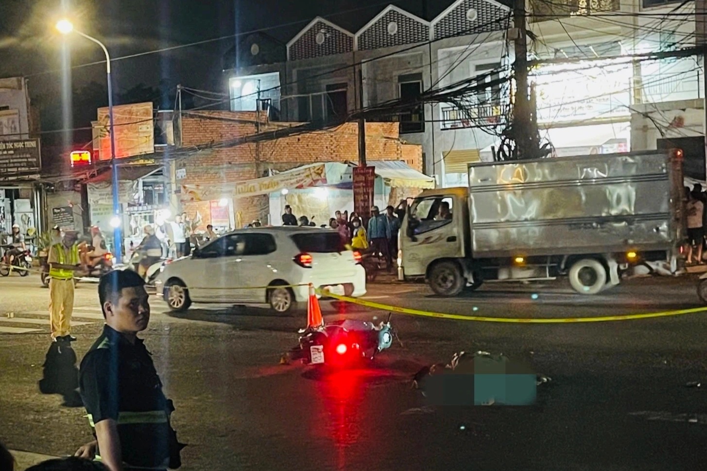Va chạm với ô tô tải, nữ tài xế xe ôm công nghệ tử vong ở Bình Dương
