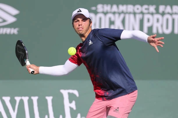 Tranh cãi giao bóng bằng cách đánh thẳng vào người đối thủ trong pickleball