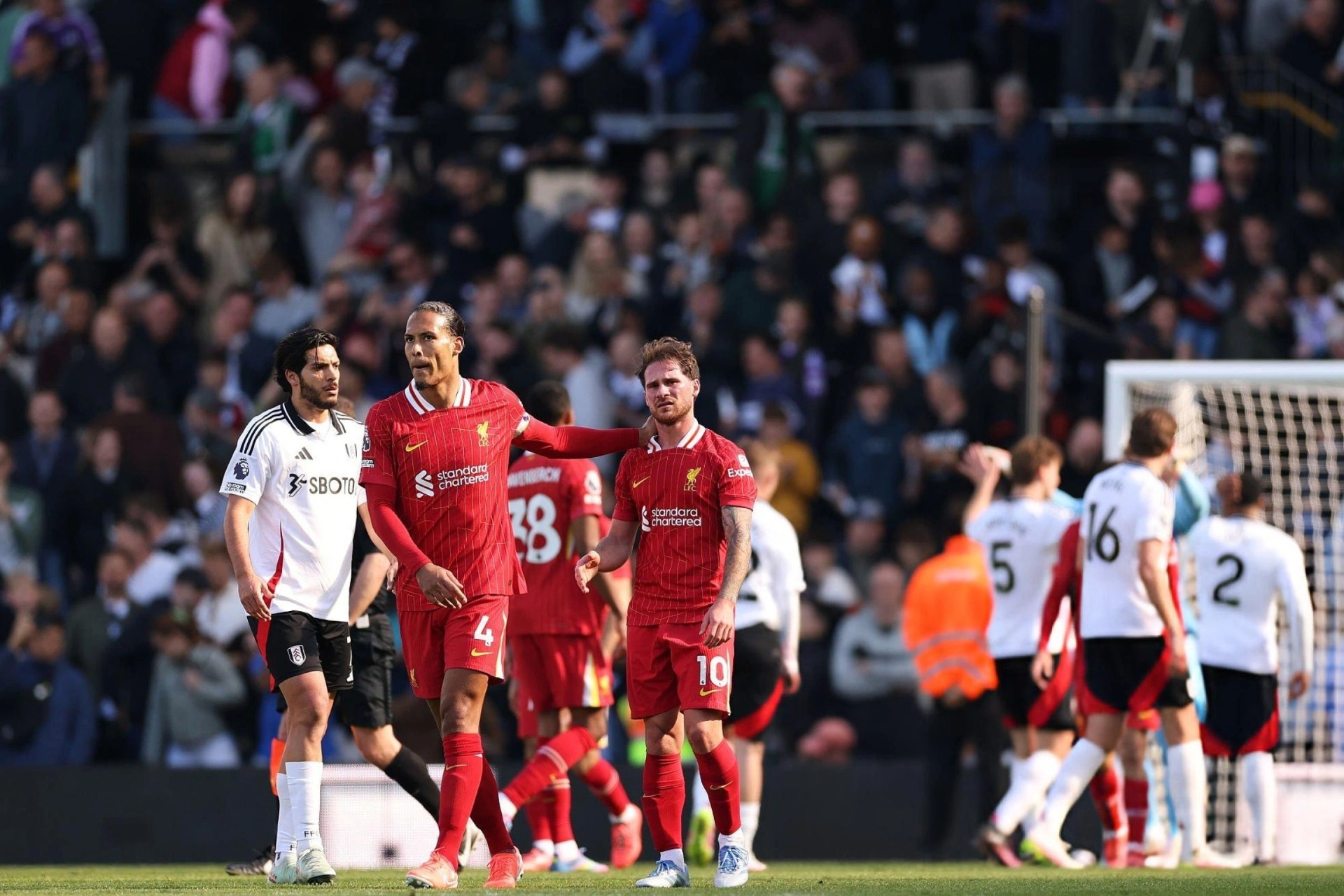 Liverpool gục ngã trên sân Fulham, hơn Arsenal 11 điểm