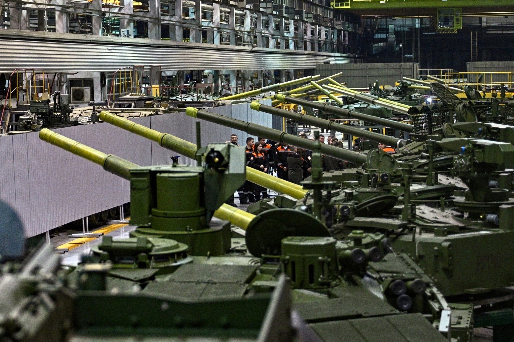 "Cỗ máy chiến sự" của Nga bứt tốc, châu Âu chật vật bám đuổi