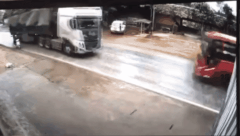 Ô tô đầu kéo va chạm với xe khách, một số người bị văng khỏi xe