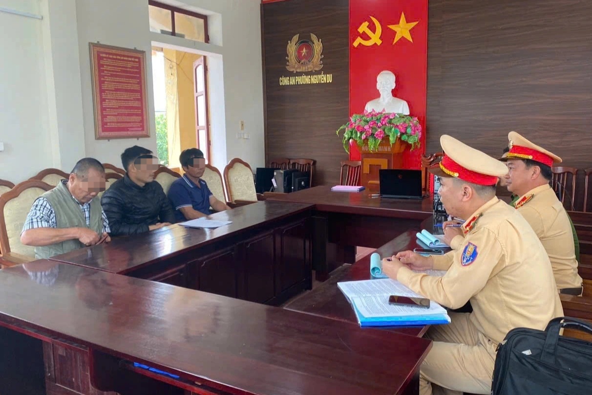 Vụ đỗ ô tô chắn lối đi, đánh người khi bị than phiền: Lấy lời khai tài xế