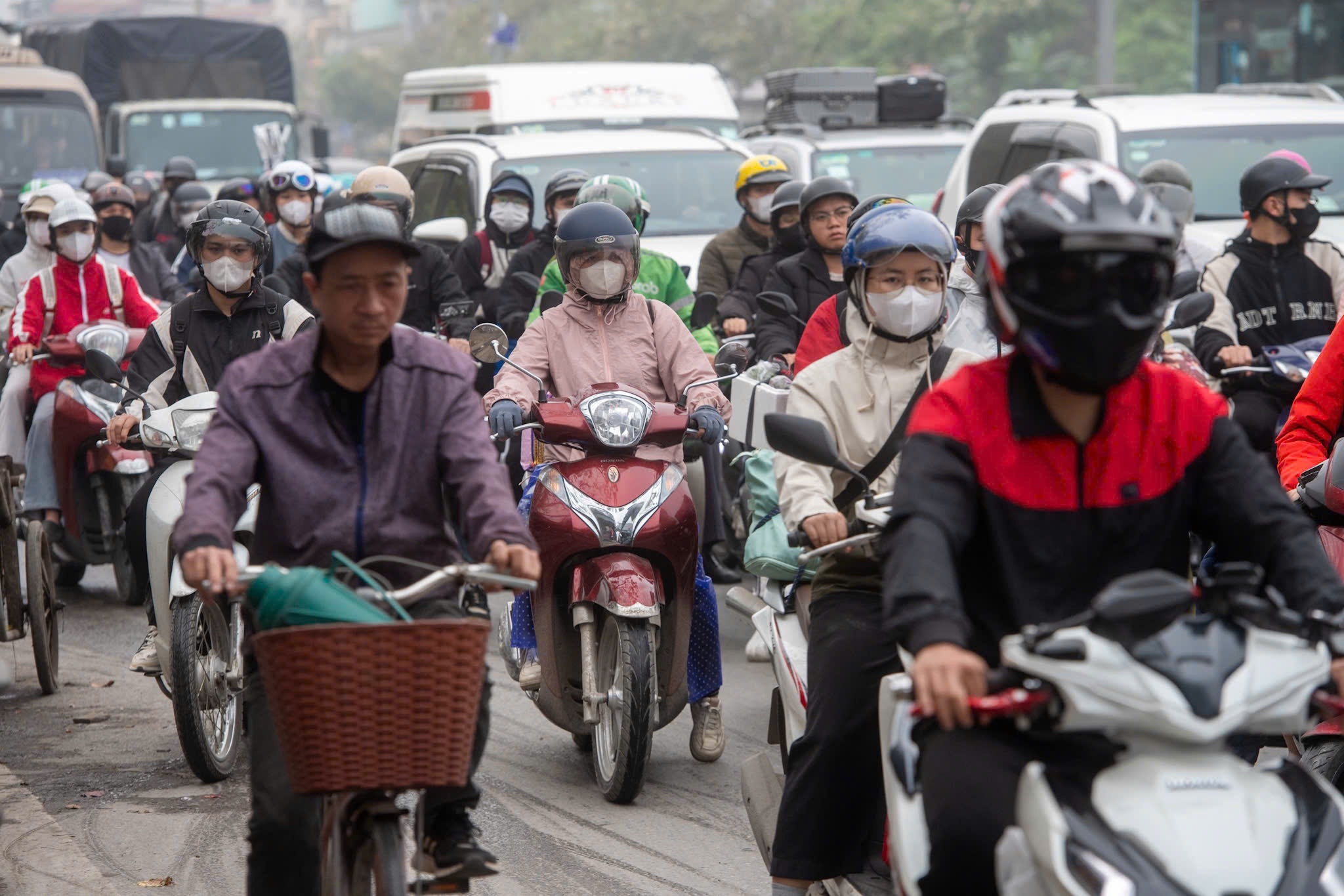 Người dân đổ về Thủ đô ngày cuối kỳ nghỉ, các tuyến đường cửa ngõ tắc dài