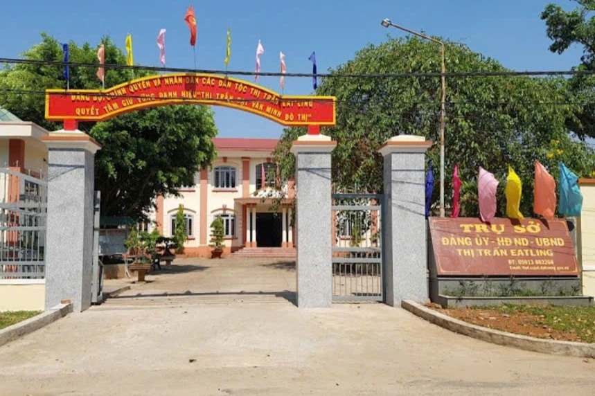 Nhận nhiệm vụ mới cả tháng, Bí thư xã vẫn giữ chức Chủ tịch HĐND thị trấn