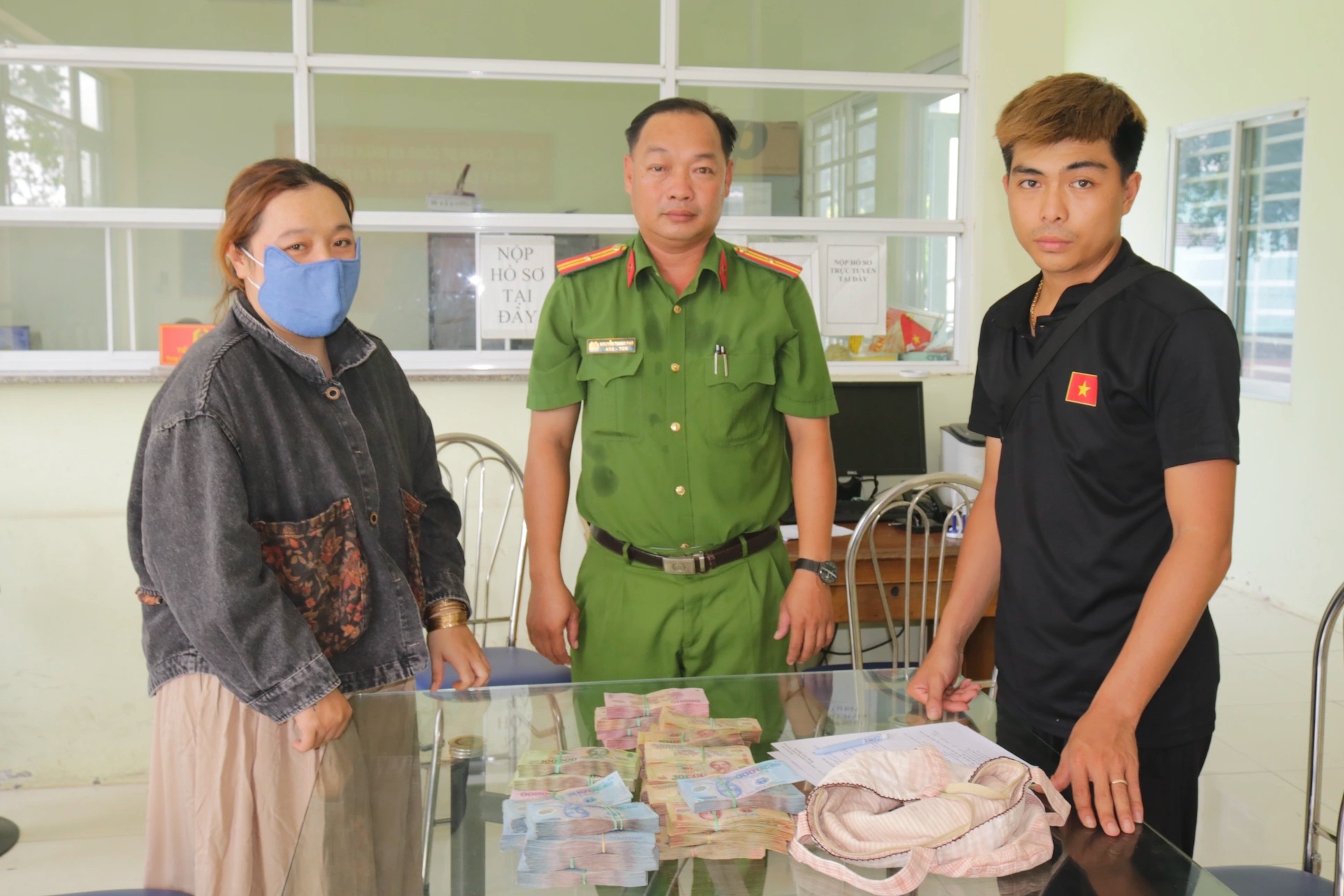 Chủ quán cơm trả lại 119 triệu đồng cho khách bỏ quên