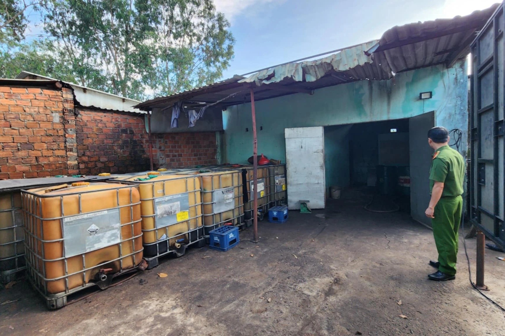 Xử phạt người phụ nữ buôn bán hàng nghìn lít xăng dầu lậu