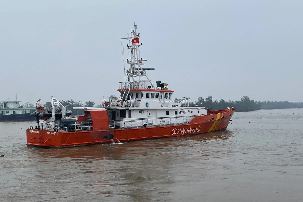 12 thuyền viên rơi xuống biển sau va chạm tàu, 4 người tử vong