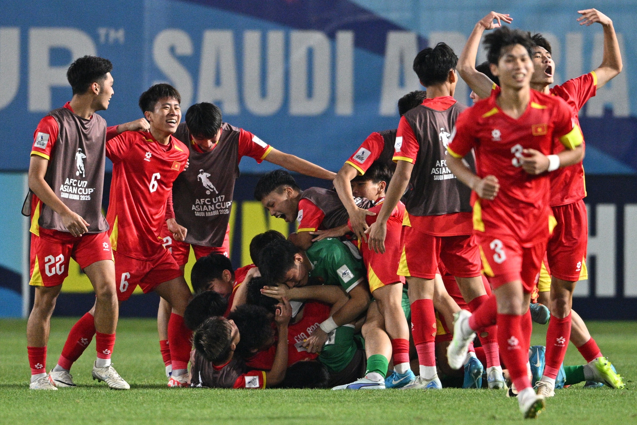 FIFA và AFC nói về trận hòa đáng khen của U17 Việt Nam trước Nhật Bản