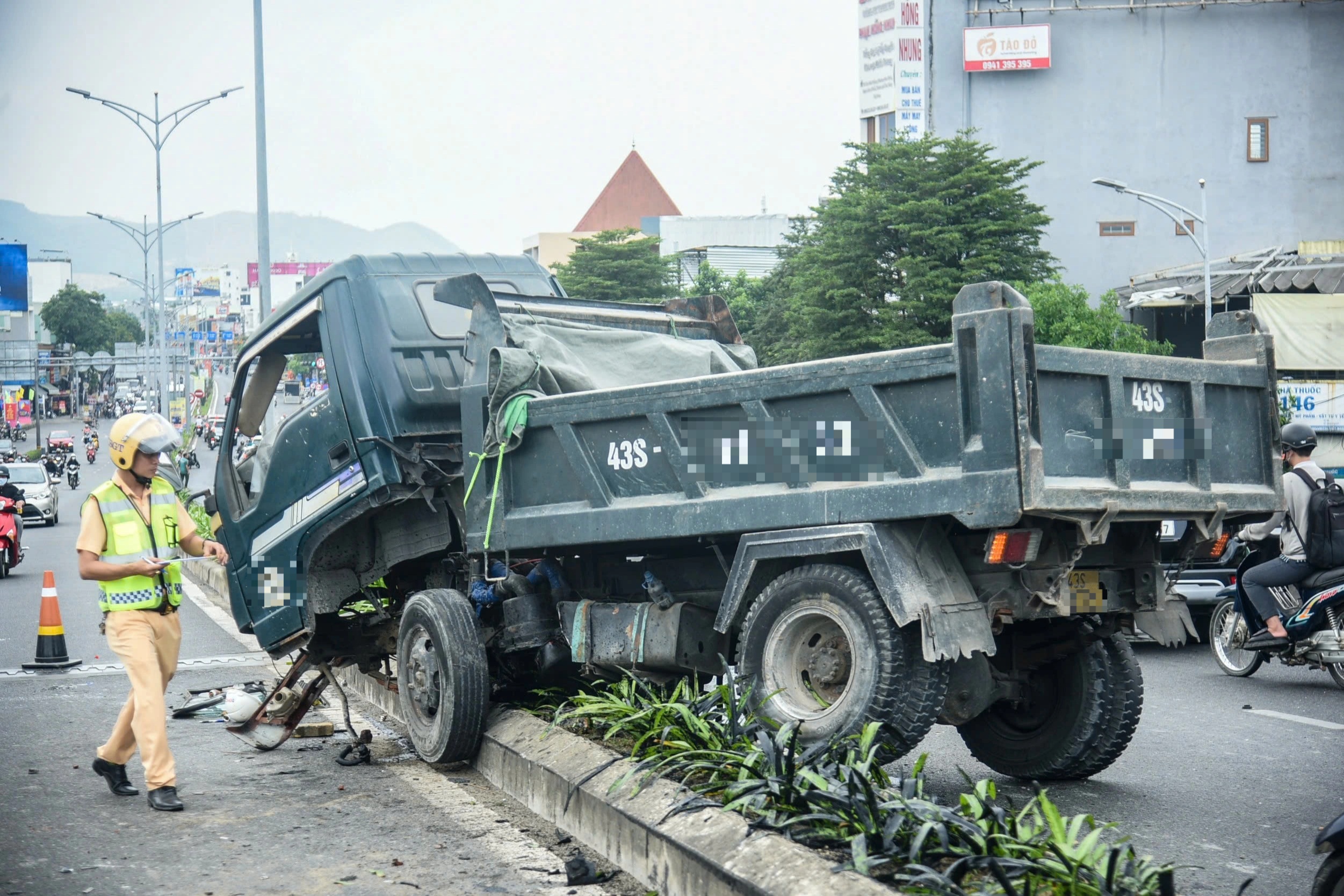 Xe tải mất thắng khi lao dốc, tài xế đánh lái đâm vào dải phân cách