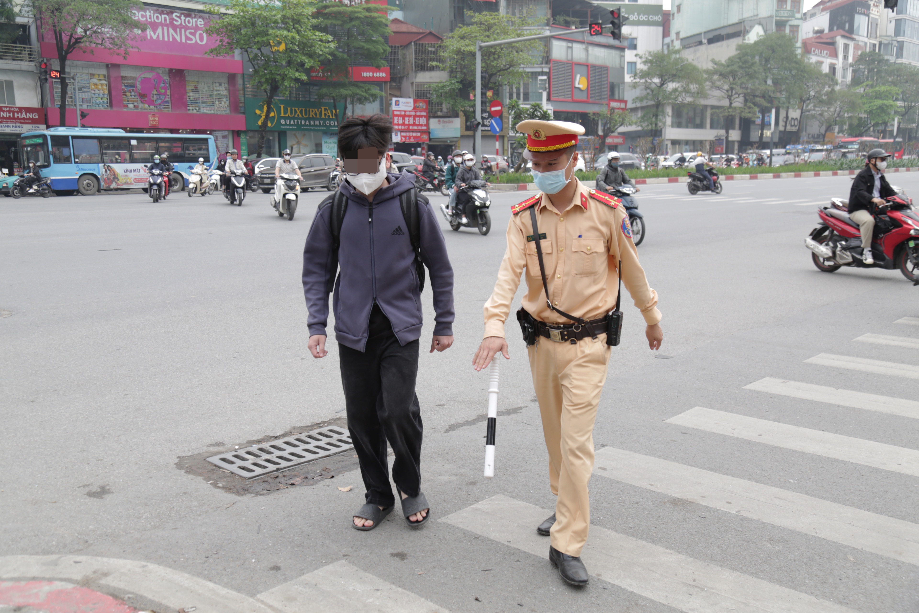 Người đi bộ bất ngờ khi bị cảnh sát giao thông Hà Nội xử phạt