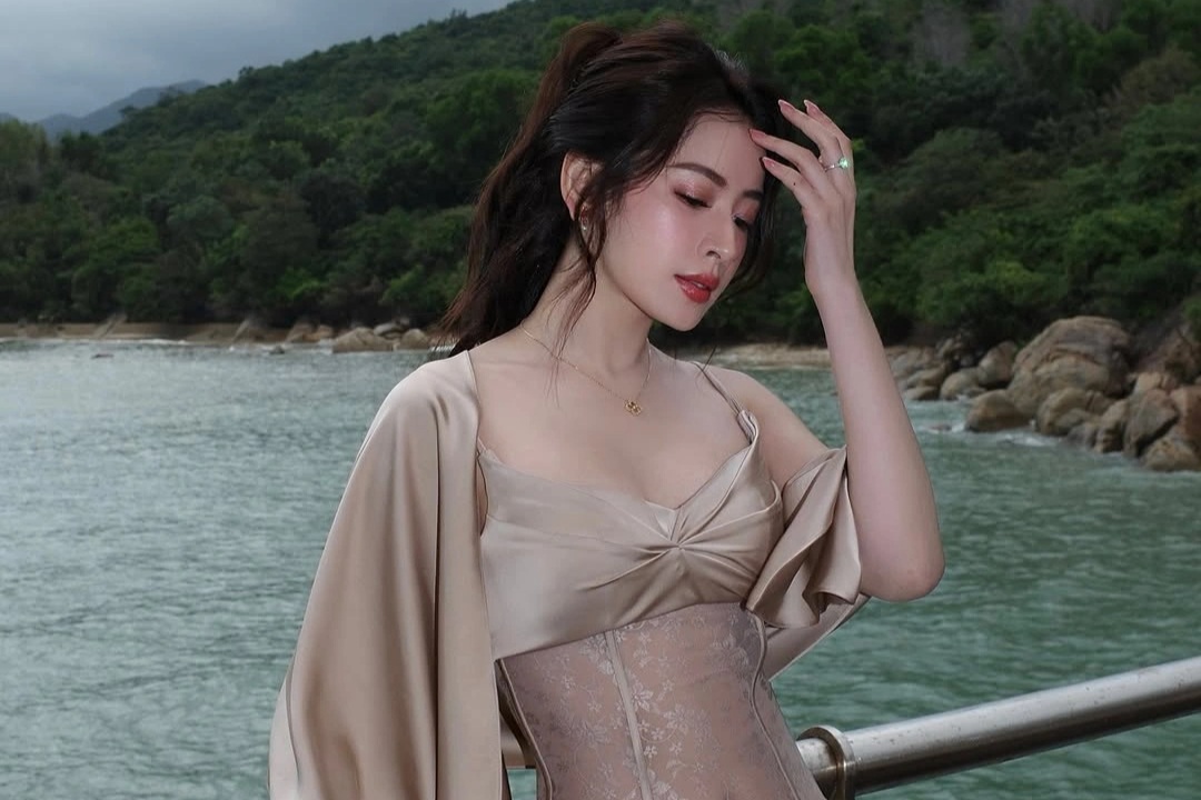 Chi Pu ngày càng chuộng những bộ váy áo xuyên thấu, cắt xẻ táo bạo