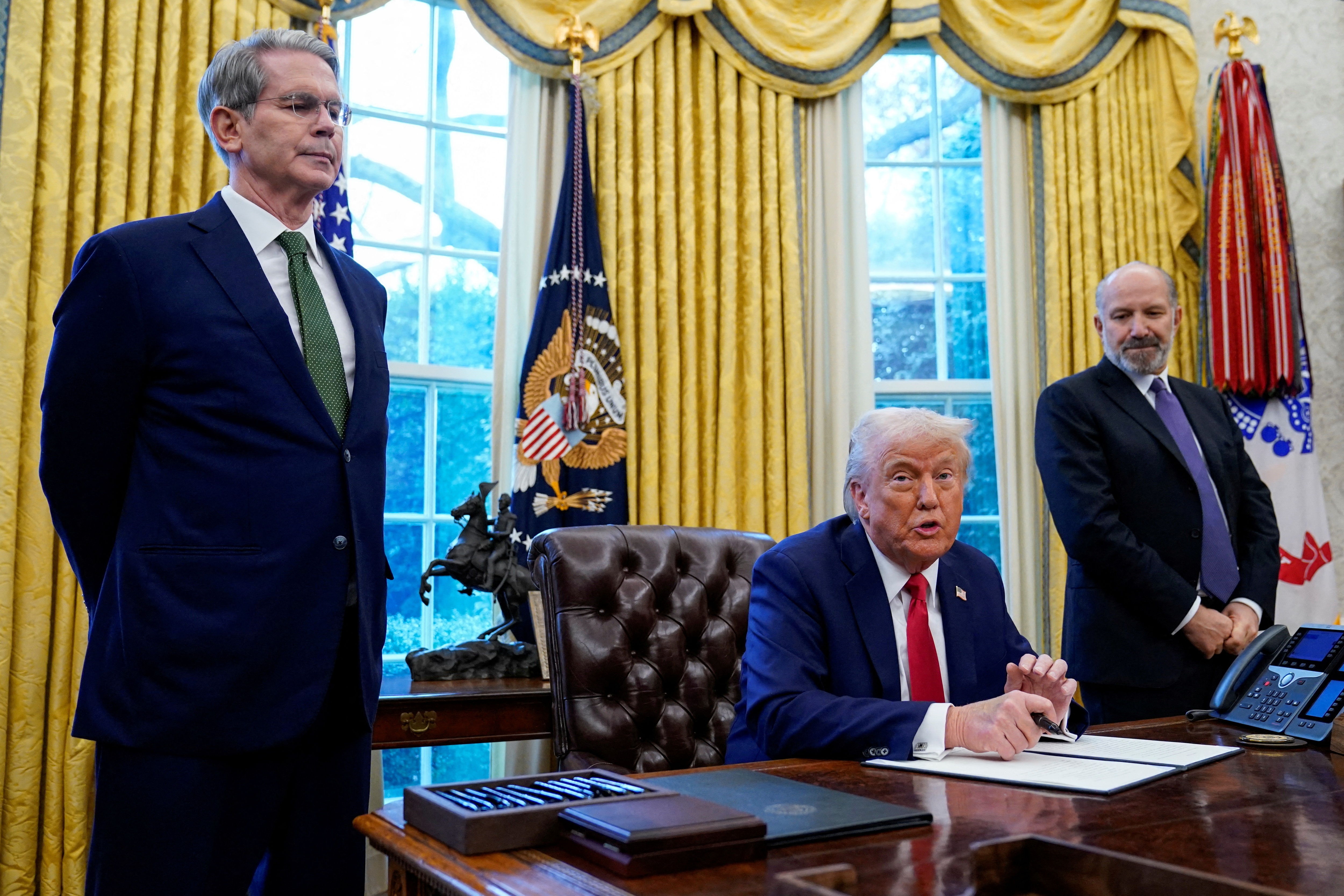 Thời điểm căng thẳng trước thay đổi phút chót của ông Trump về thuế quan
