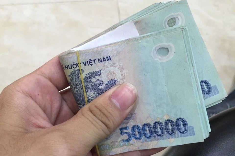 Công an Hải Phòng tìm chủ nhân cọc tiền mệnh giá 500.000 đồng trên vỉa hè
