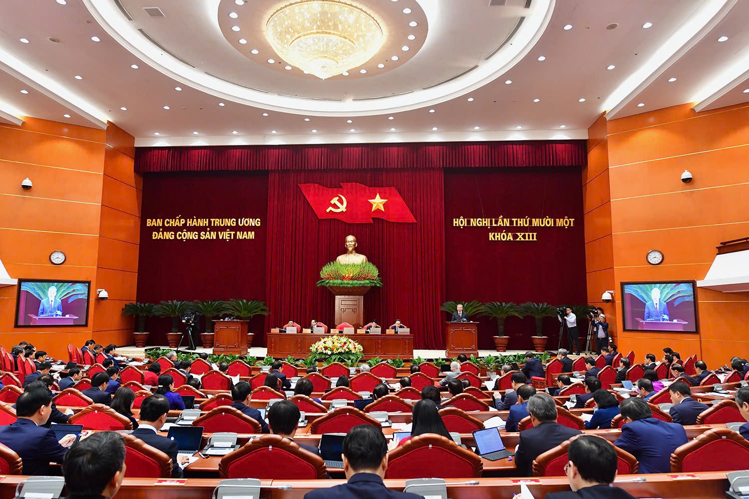 Ngày làm việc đầu tiên của Trung ương 11: Kỷ luật cán bộ, bàn sáp nhập tỉnh