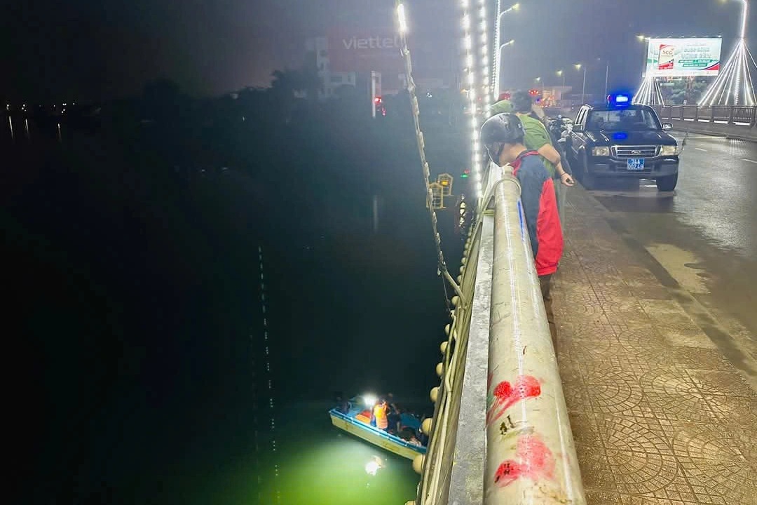 Tìm thấy nam thanh niên bỏ lại áo, mũ và dép trên cầu rồi mất tích