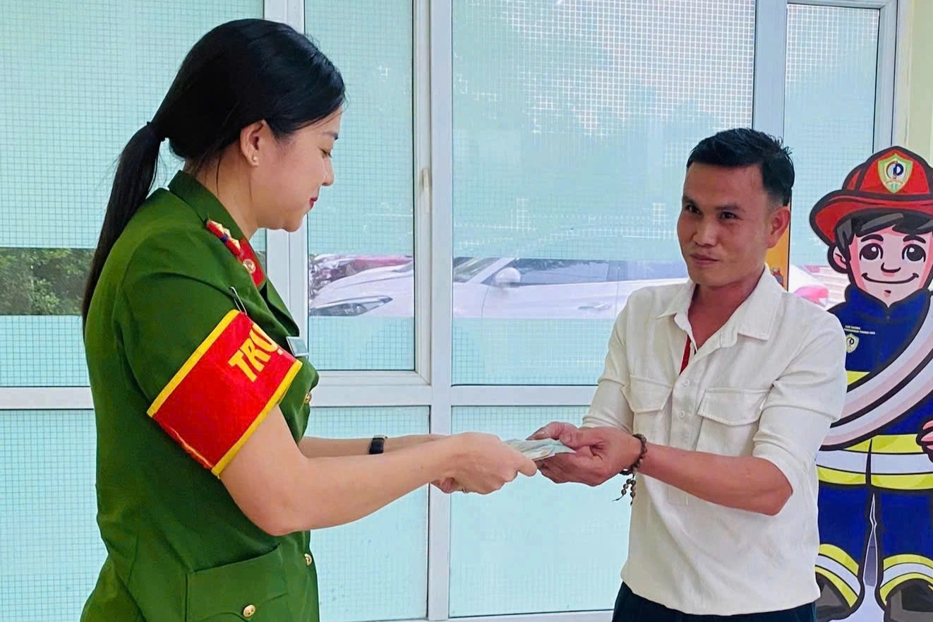 Nữ cán bộ công an trả lại ví tiền cho người dân đánh rơi