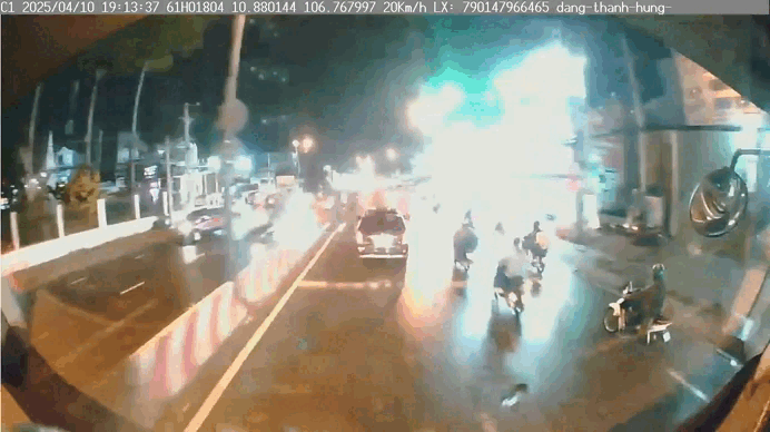 Camera quay cảnh xe máy va chạm xe tải khiến hai mẹ con tử vong ở TPHCM