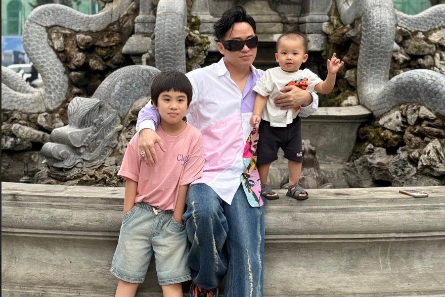 Tùng Dương kể về cậu con trai nuôi và tuổi thơ sống xa bố mẹ
