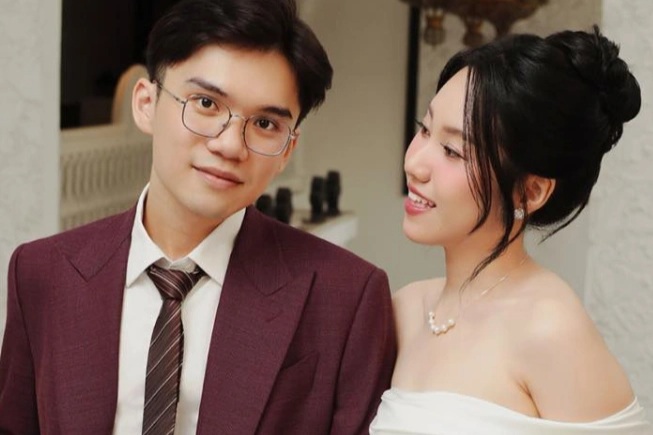 Chàng "phi công trẻ" cầu hôn 4 lần mới cưới được chị đẹp hơn hai tuổi