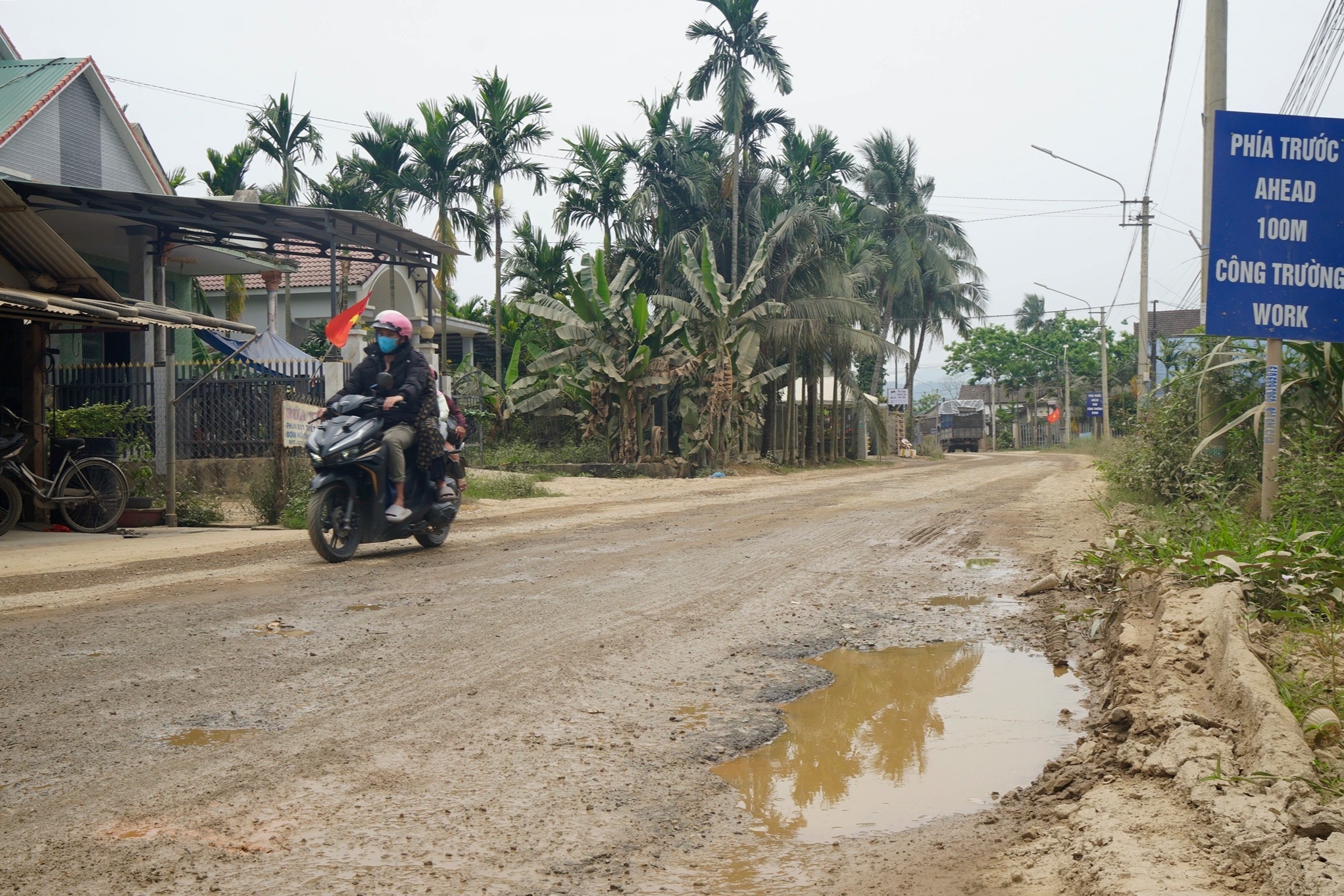 Nhiều đường dân sinh hư hỏng do thi công cao tốc Bắc - Nam qua Bình Định